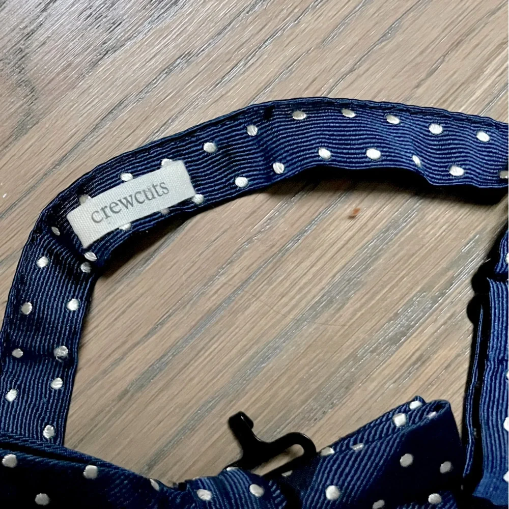J.Crew Bovs' patterned silk bow tie. ONE SIZE. NAVY IVORY DOT.